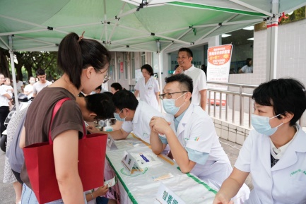 高新工业园社区居民前来咨询.png