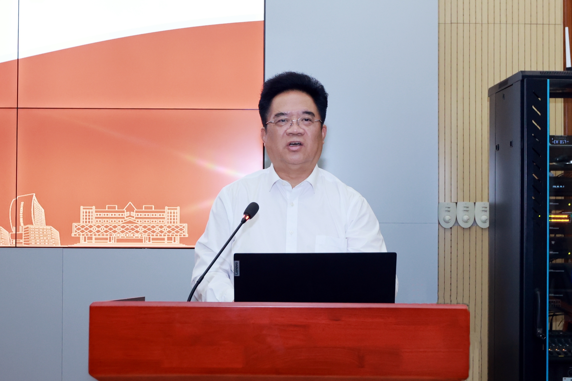 学校召开新时代本科教育教学高质量发展大讨论暨评估认证整改工作推进会