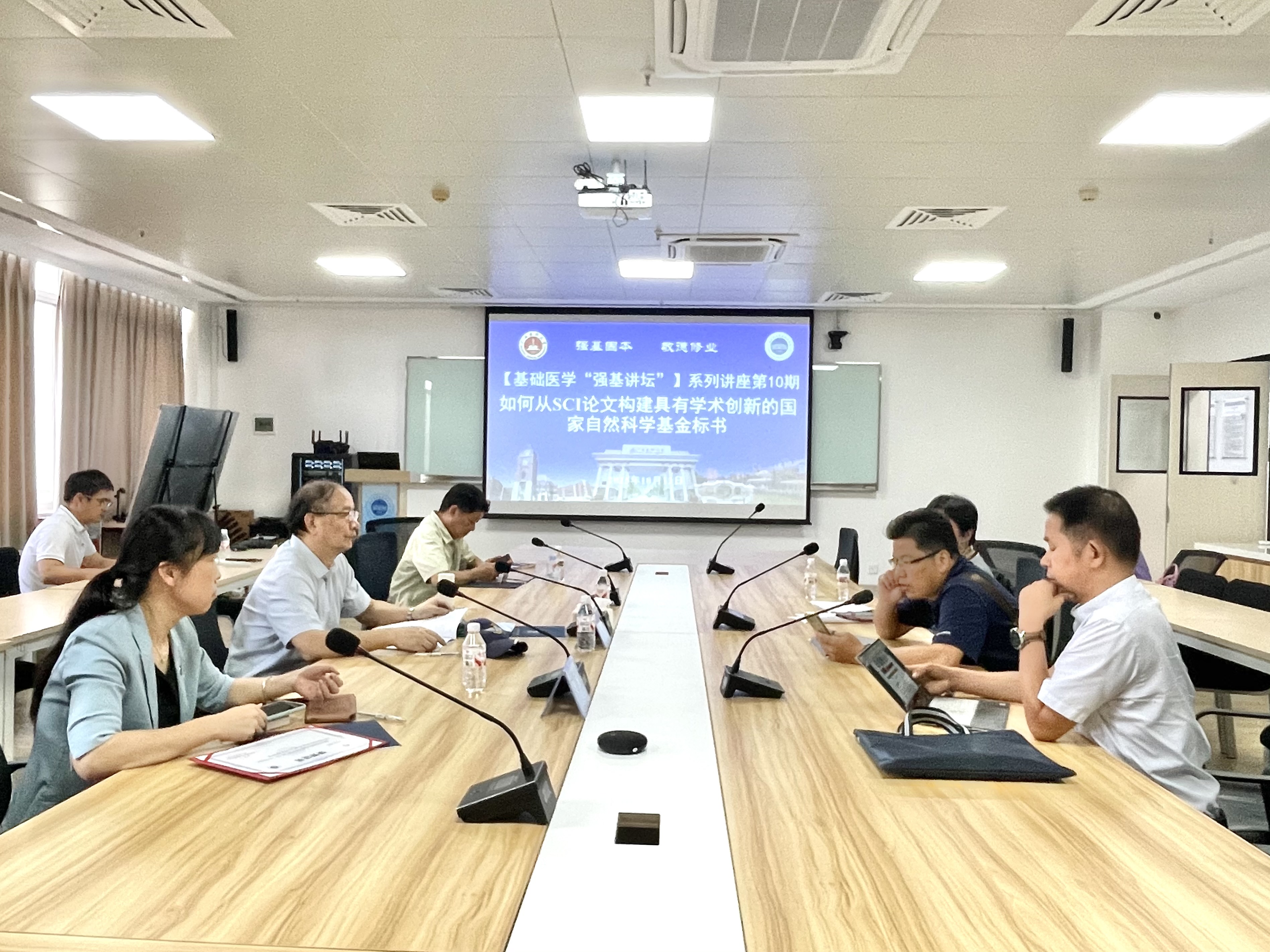 3-李继承教授为我院教师基金申报书进行指导.jpg