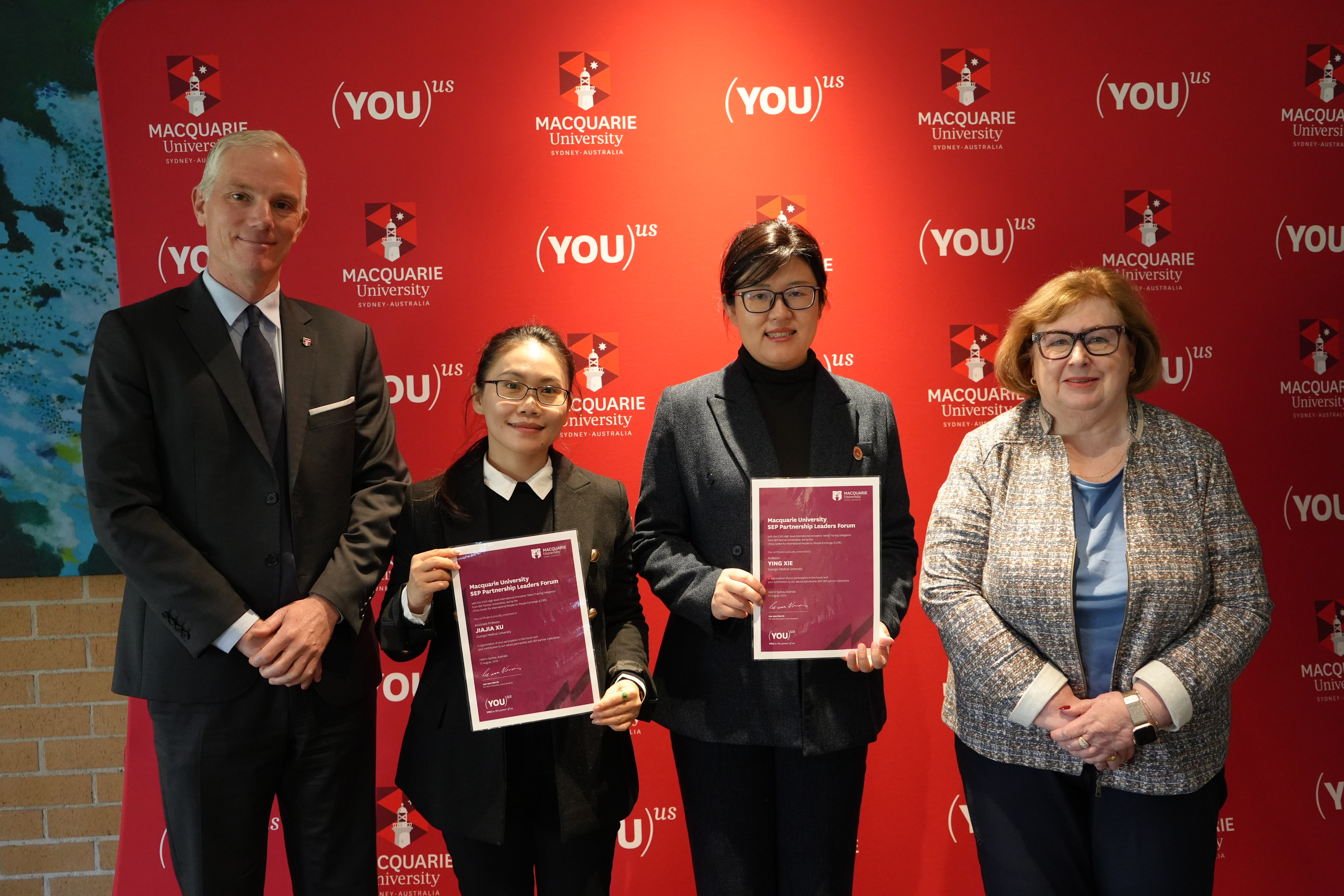 3麦考瑞大学未来学生部副校长Lee-ann Norris女士及国际执行董事David Harrison先生副校长为我校研修教师颁发证书.jpg